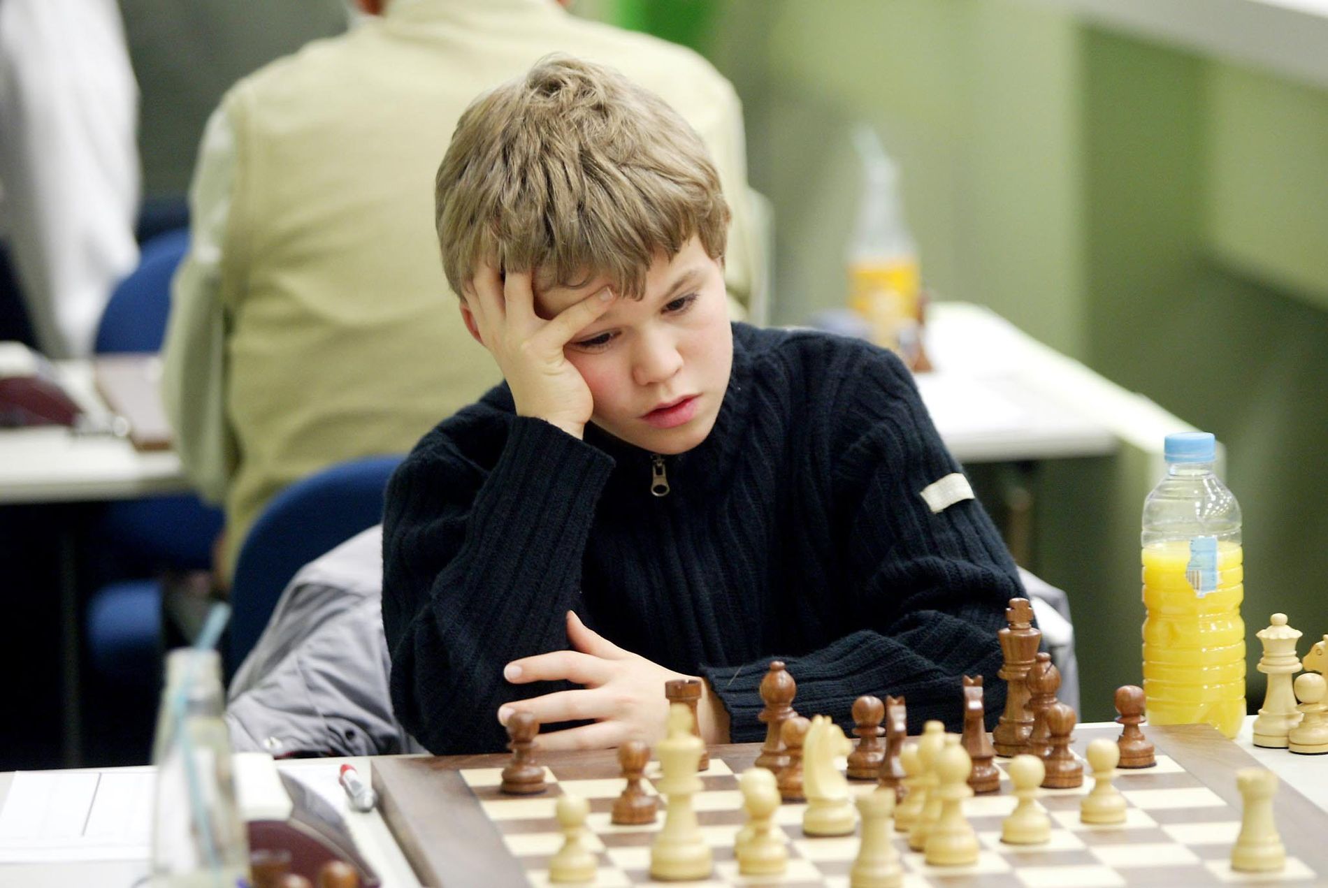 World's No. 1 chess player Magnus Carlsen holds title - CBS News